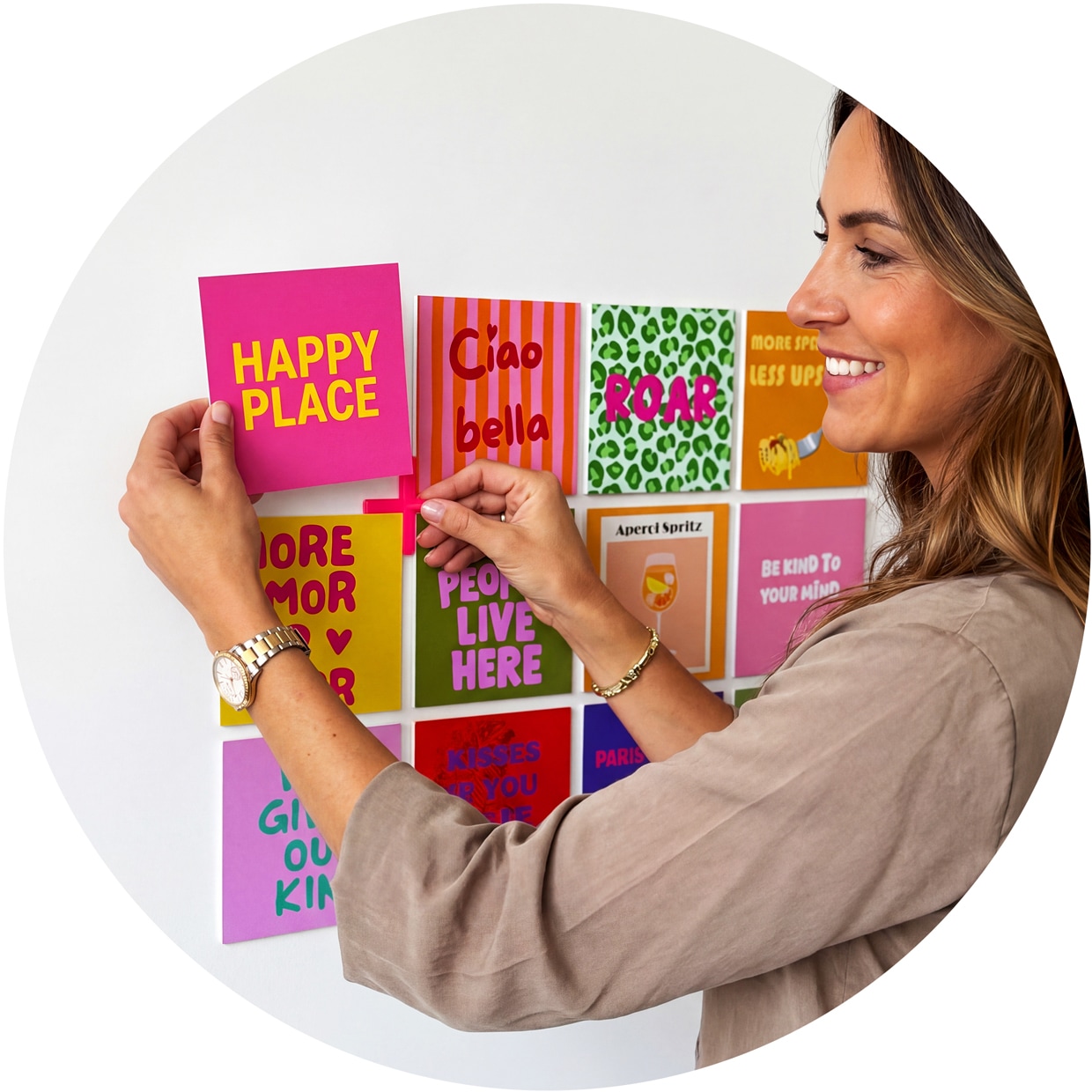 Une femme qui ajoute un Happy shape à son mur à côté d’autres Happy shapes.