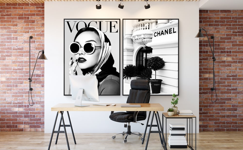 Deux photos sur toile accrochées dans un bureau