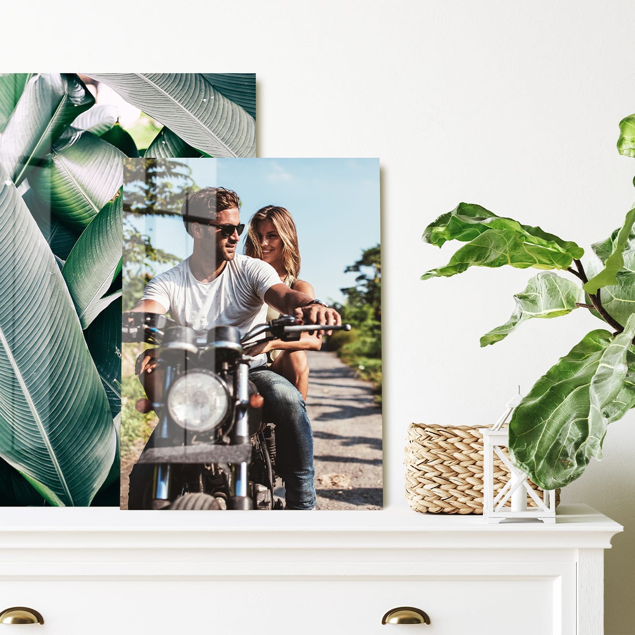 Photo sur plexiglas contre le mur